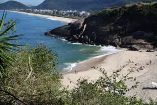 Imagem ilustrativa da imagem Banhistas comemoram indicação de praia de Niterói a prêmio