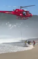 Imagem ilustrativa da imagem Banhistas são resgatados em manhã de mar agitado em Niterói