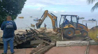 Imagem ilustrativa da imagem Barcos abandonados são demolidos em areia de praia no Rio
