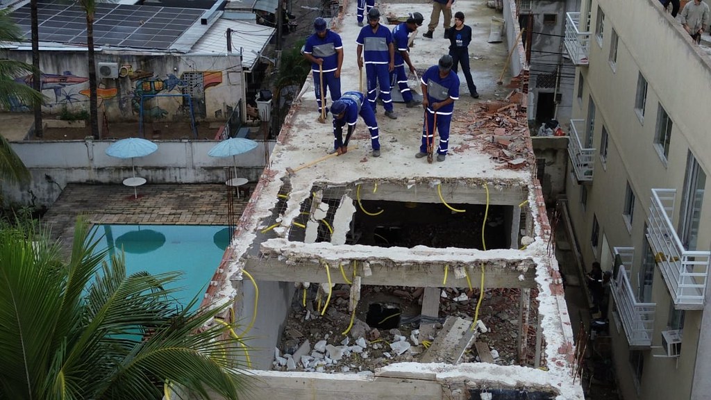 Imagem ilustrativa da imagem Barra pesada! Dois prédios são demolidos na Ilha da Gigoia