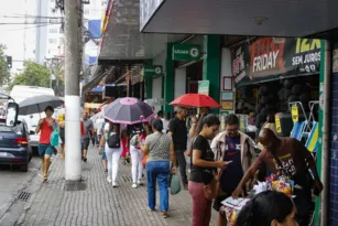 Imagem ilustrativa da imagem Black Friday: clientes enfrentam chuva por preço baixo em Niterói