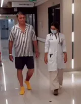 Imagem ilustrativa da imagem Bolsonaro mostra erisipela e fala do estado de saúde no hospital
