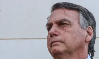 Imagem ilustrativa da imagem Bolsonaro vai entregar passaporte à Justiça, determina STF
