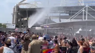 Imagem ilustrativa da imagem Bombeiros jogam água em fãs que aguardam 2º show de Taylor Swift