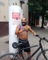 Imagem ilustrativa da imagem Cachorrão de Niterói! Homem late para pessoas pelas ruas da cidade