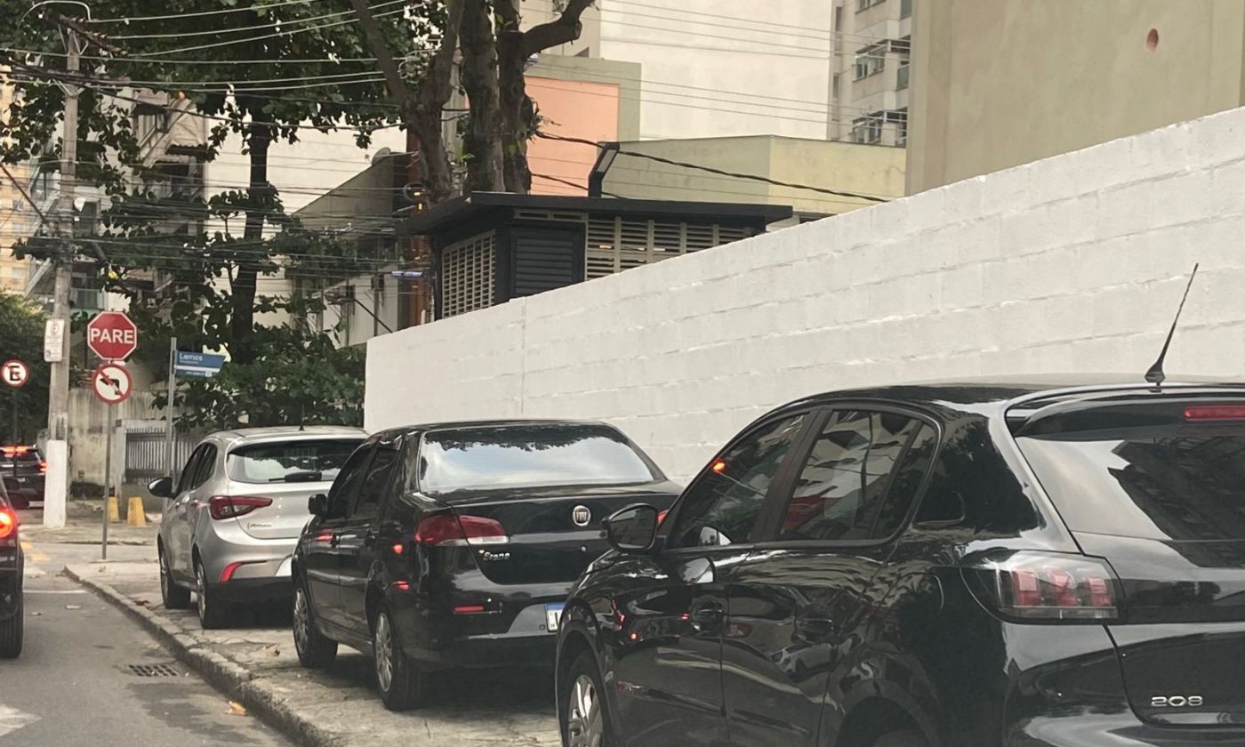 Imagem ilustrativa da imagem Calçada vira estacionamento e atrapalha pedestres em Niterói