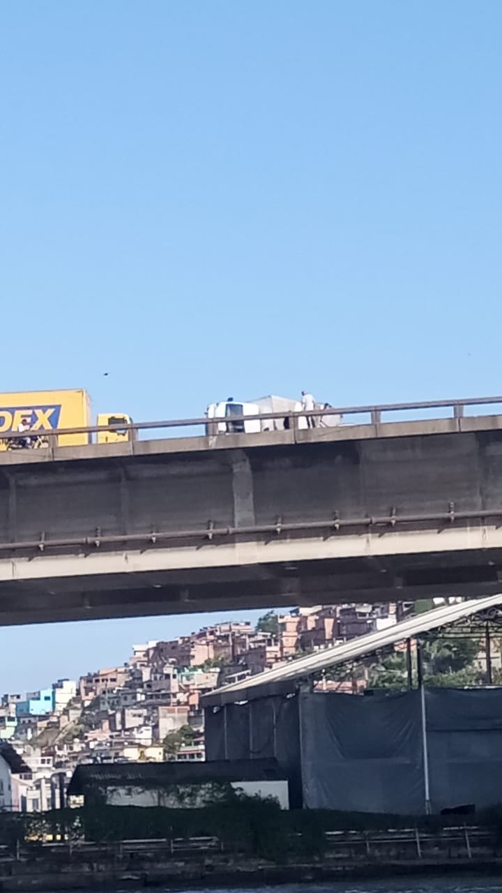Imagem ilustrativa da imagem Caminhão tomba e assusta os motoristas na Ponte Rio-Niterói