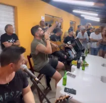 Imagem ilustrativa da imagem Cantor famoso surpreende com show em bar de Niterói; vídeos