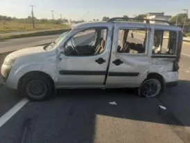 Imagem ilustrativa da imagem Capotamento de carro deixa vítimas presas nas ferragens em Itaboraí