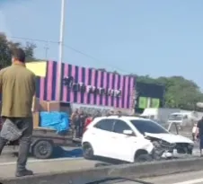 Imagem ilustrativa da imagem Carreta bate em 2 carros, e um deles capota na Baixada; vídeo