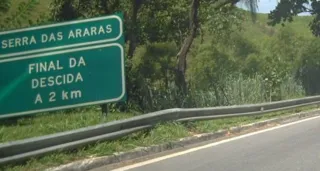 Imagem ilustrativa da imagem Carreta fica em 'L' e bloqueia descida da Serra das Araras