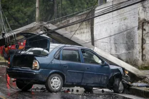 Imagem ilustrativa da imagem Carro derruba poste em Niterói e fecha trânsito em manhã chuvosa