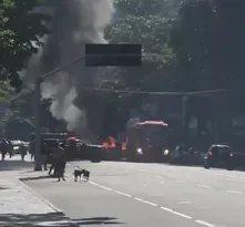 Imagem ilustrativa da imagem Carro em chamas assusta em orla de praia na Zona Sul de Niterói