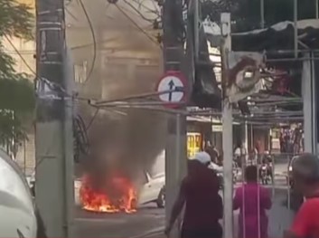 Imagem ilustrativa da imagem Carro em chamas assusta pedestres em São Gonçalo