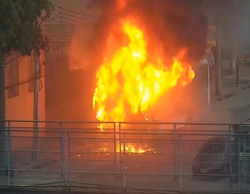 Imagem ilustrativa da imagem Ônibus pega fogo e fica completamente destruído no Rio