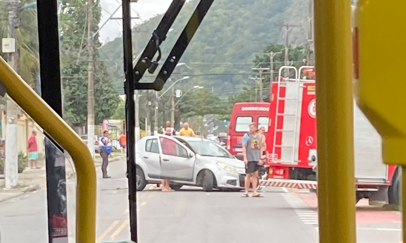Imagem ilustrativa da imagem Carros batem de frente, e acidente fecha avenida em Niterói