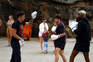 Imagem ilustrativa da imagem Chay Suede é flagrado treinando no calçadão da Zona Sul do Rio