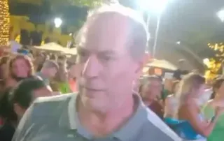 Imagem ilustrativa da imagem Ciro Gomes dá tapa no rosto de homem após ser provocado em show