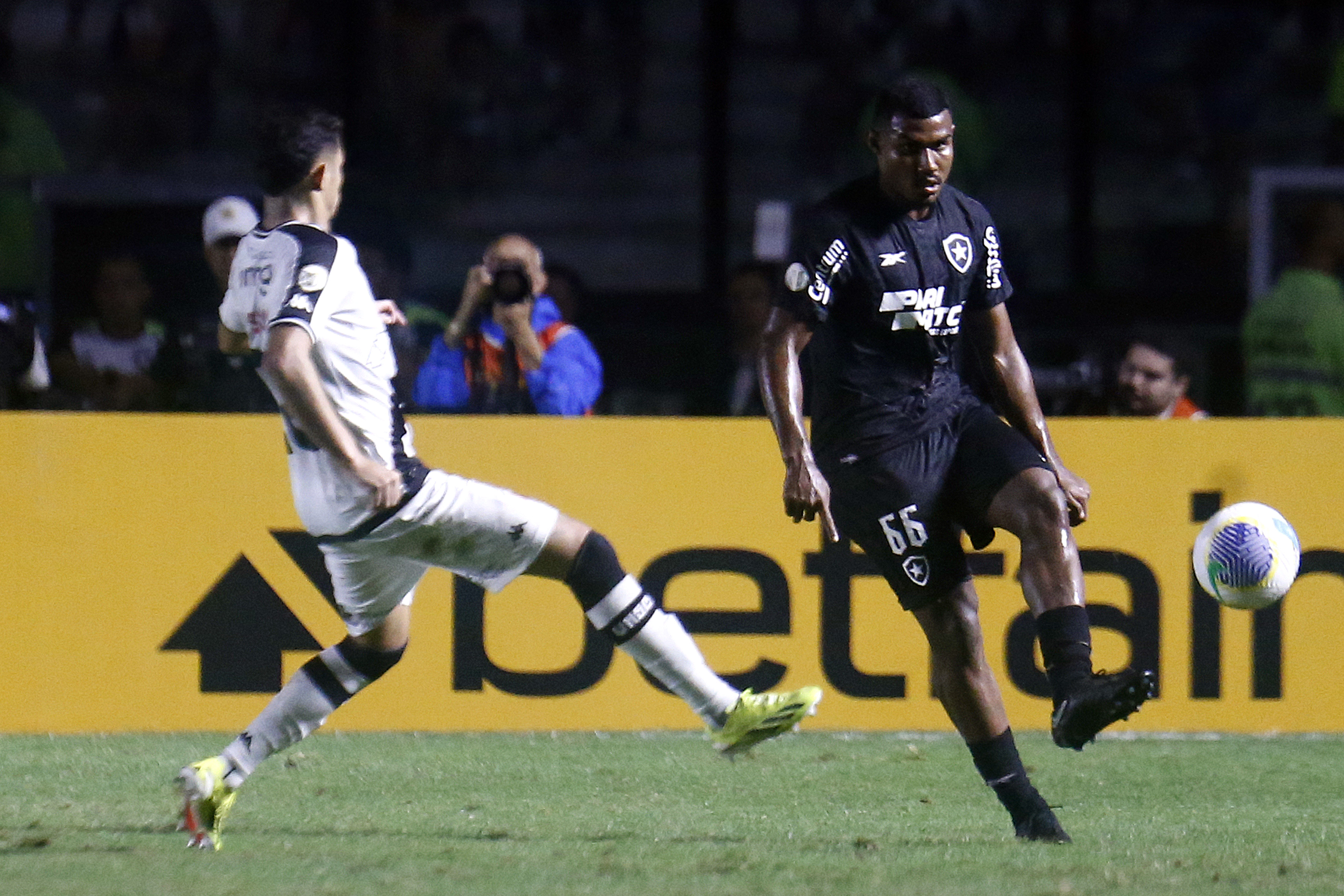 Imagem ilustrativa da imagem Clássico entre Vasco e Botafogo termina empatado em São Januário