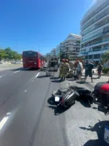 Imagem ilustrativa da imagem Colisão entre moto e carro deixa ferido na orla de praia em Niterói