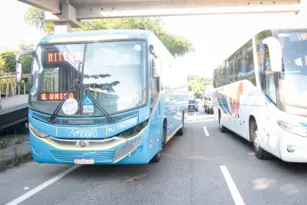 Imagem ilustrativa da imagem Colisão entre ônibus e viatura da PM complica trânsito na RJ-104