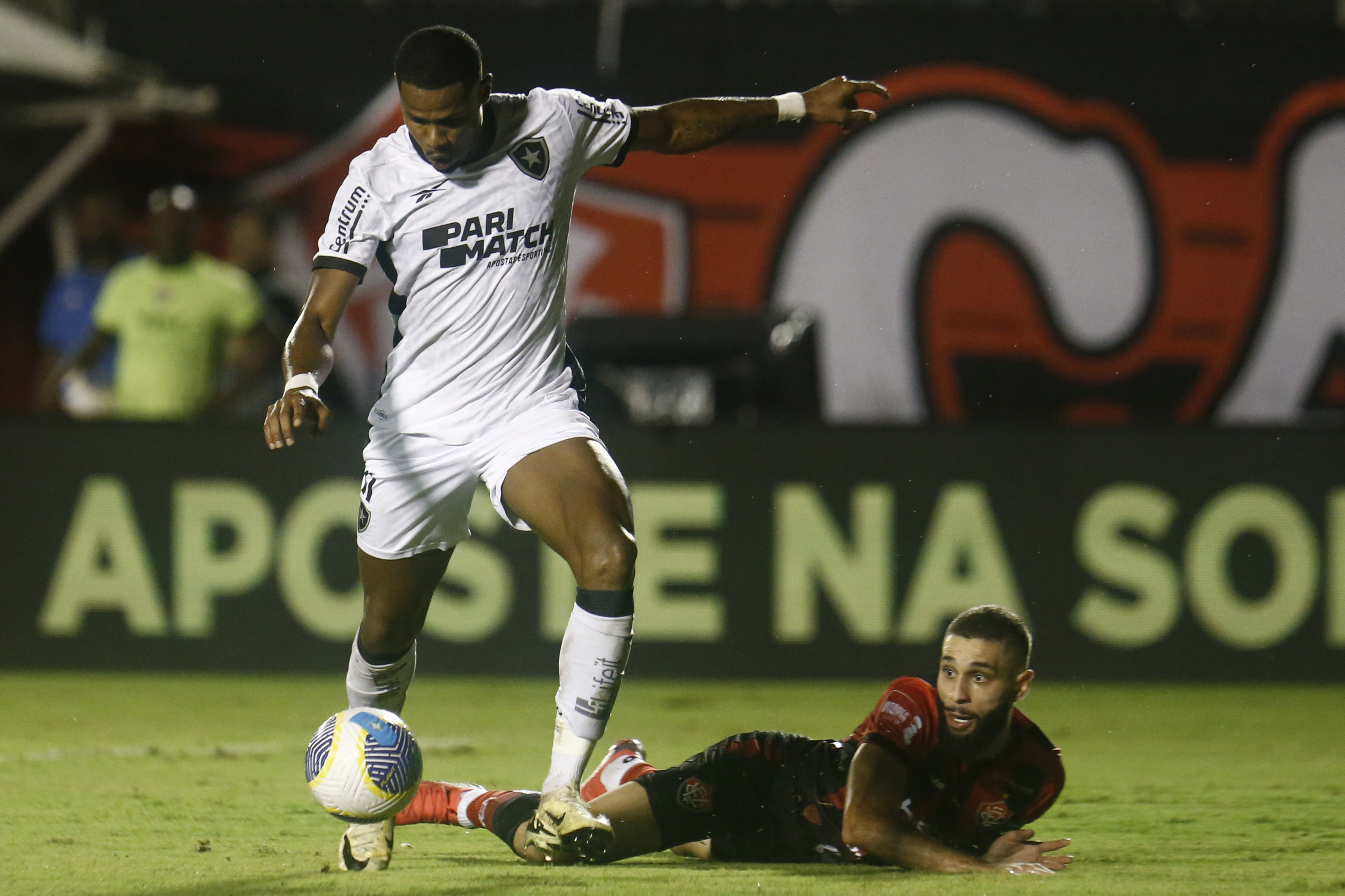 Imagem ilustrativa da imagem Com desfalques, Botafogo visita o Vitória de olho na liderança