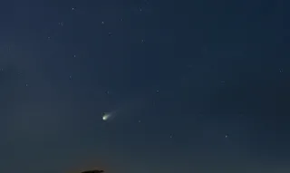 Imagem ilustrativa da imagem 'Cometa do Diabo' passa pelo Brasil neste domingo; saiba como ver