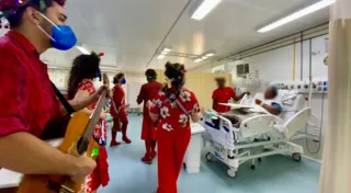 Imagem ilustrativa da imagem Cortejo natalino leva alegria para pacientes de hospital em Niterói