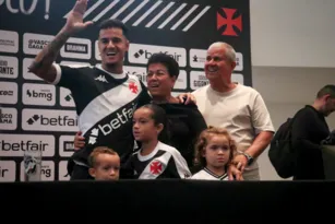 Imagem ilustrativa da imagem Coutinho é apresentado e declara amor ao Vasco: 'Apaixonado'