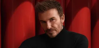 Imagem ilustrativa da imagem David Beckham conserta a TV de casa de cueca, e web vai à loucura
