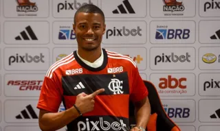 Imagem ilustrativa da imagem De La Cruz é apresentado no Flamengo: 'Prazer vestir essa camisa'