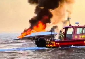 Imagem ilustrativa da imagem De novo? Outra lancha pega fogo no mar de Cabo Frio; vídeo