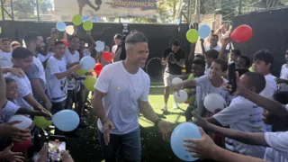 Imagem ilustrativa da imagem Diego Ribas, ídolo do Flamengo, faz a festa da garotada em SG