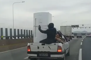 Imagem ilustrativa da imagem Dupla faz selfies na Ponte com geladeira na caçamba de picape