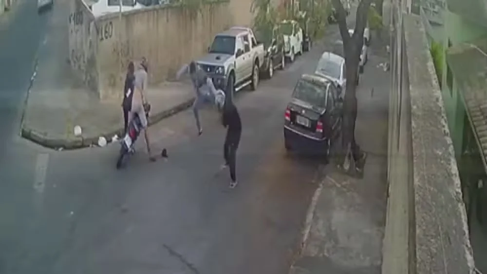 Imagem ilustrativa da imagem Dupla leva voadoras de 'justiceiro' em tentativa de assalto; vídeo