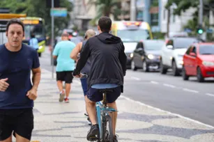 Imagem ilustrativa da imagem Ele voltou! Casaco vira look do dia após virada de tempo em Niterói