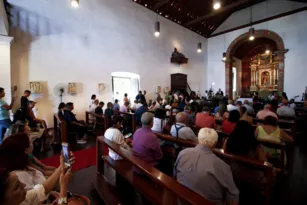 Imagem ilustrativa da imagem Em igreja com luz, Niterói reza missa para celebrar os 450 anos