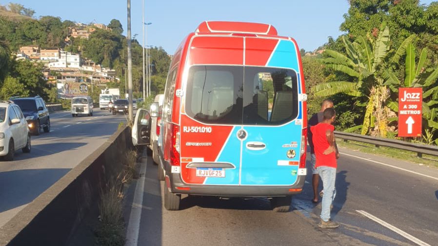 Imagem ilustrativa da imagem Engavetamento entre 4 veículos fecha rodovia em Niterói