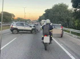 Imagem ilustrativa da imagem Engavetamento entre três carros com vítimas na BR-101, em SG