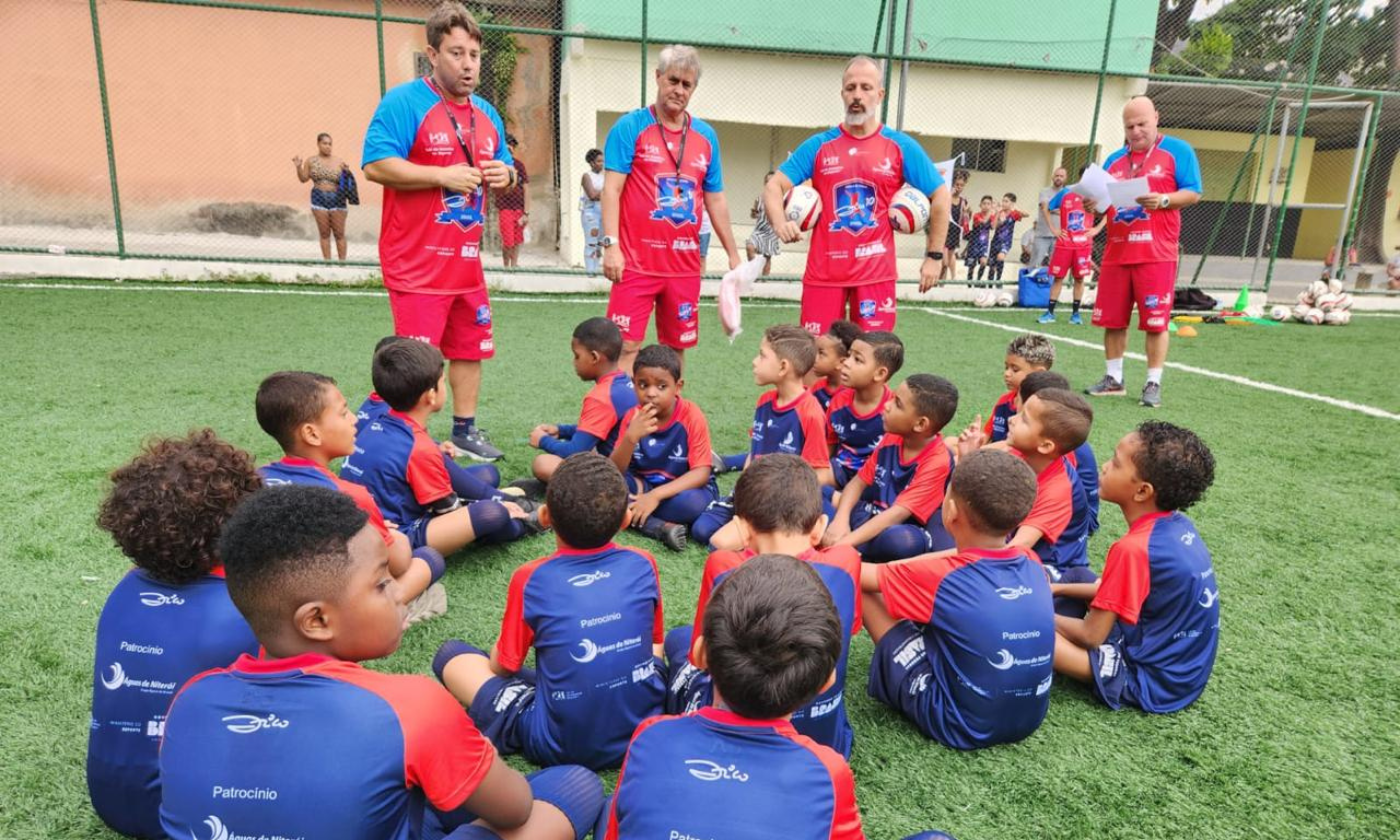 Imagem ilustrativa da imagem Escolinha de futebol do Zico inicia atividades em Niterói