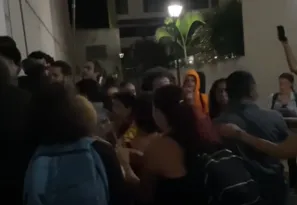 Imagem ilustrativa da imagem Estudantes da UFF ocupam reitoria em meio a agressões; vídeo