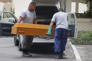 Imagem ilustrativa da imagem Família se cala em velório de menina morta pelo pai em Niterói