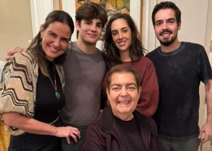 Imagem ilustrativa da imagem Faustão aparece em foto com família 4 meses após transplante