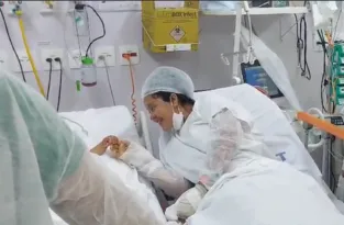 Imagem ilustrativa da imagem Ferida na explosão da lancha visita filho de 1 ano no CTI; vídeo