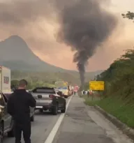 Imagem ilustrativa da imagem Caminhão tomba, explode e deixa feridos em Rio Bonito