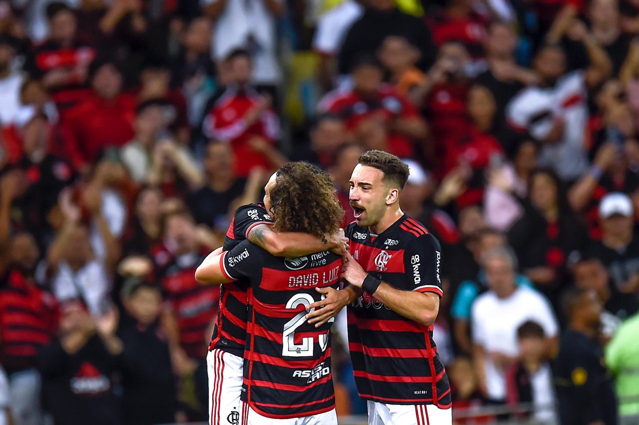 Imagem ilustrativa da imagem Flamengo vence no Maracanã e se isola na ponta do Brasileirão