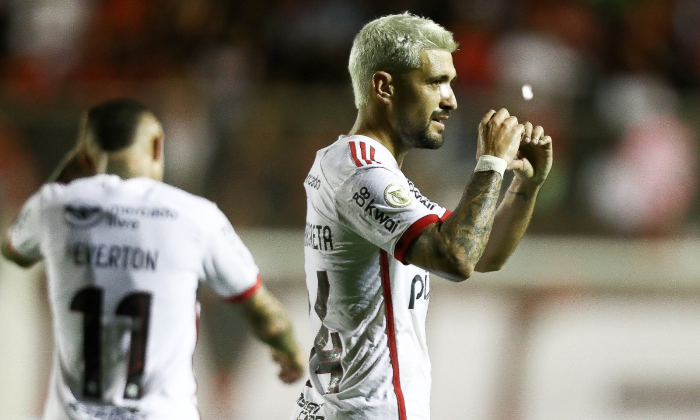 Imagem ilustrativa da imagem Flamengo vence o Vitória fora de casa e encosta na liderança