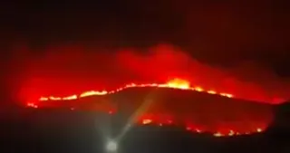 Imagem ilustrativa da imagem 'Fogaréu' em vegetação assusta moradores de São Gonçalo; vídeo