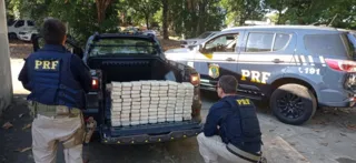 Imagem ilustrativa da imagem Fundo falso de caminhonete esconde 100 kg de cocaína; vídeo