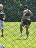Imagem ilustrativa da imagem Gabigol aparece treinando com preparador físico do Flamengo
